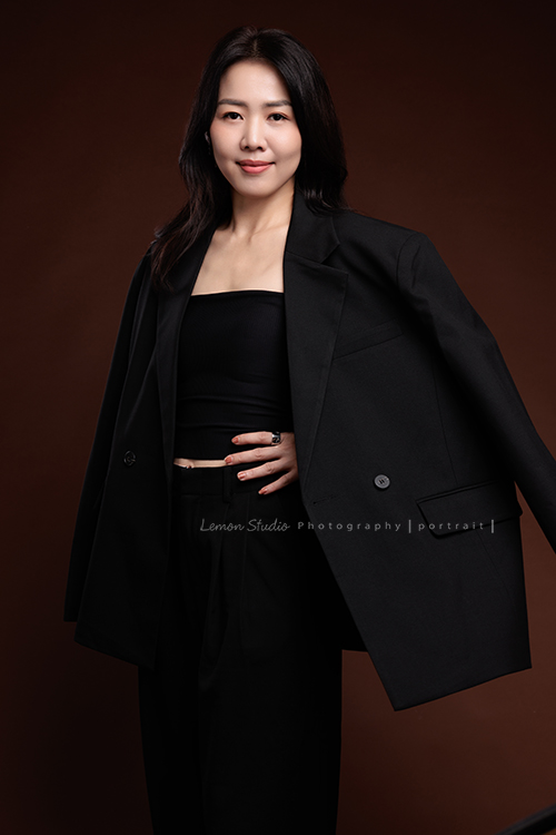 形象顧問Ivy的形象照，很喜歡她在鏡頭前的肢體語言，對整體形象＆服裝的搭配有很多想法的她，目前也和我們合作，這張是Ivy站著披著西裝外套、一手叉腰、很沈穩地看著鏡頭微笑的一張很美的形象顧問形象照！