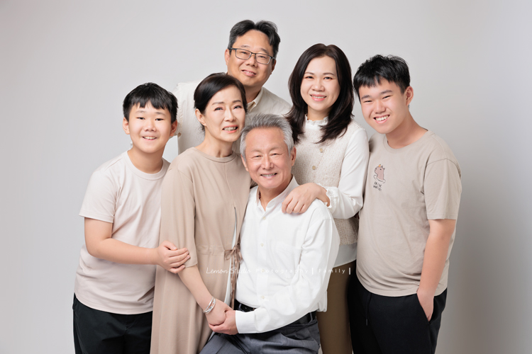 Vicky媽麻三代的家人們一起來拍照，爺爺奶奶和大家一起拍照很開心啊，四個活潑的孫子在鏡頭前，大方又自然率性，這張是爺爺奶奶和兒子一家的三代全家福合照，大家都笑得好開心啊！