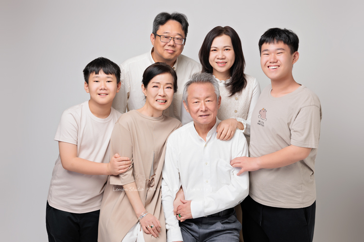 Vicky媽麻三代的家人們一起來拍照，爺爺奶奶和大家一起拍照很開心啊，四個活潑的孫子在鏡頭前，大方又自然率性，這張是爺爺奶奶和兒子一家的三代全家福，大家都笑得好開心啊！