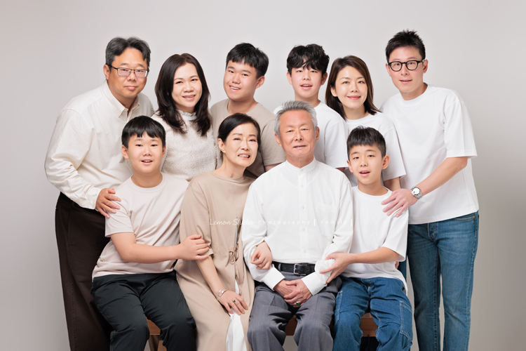 Vicky媽麻三代的家人們一起來拍照，爺爺奶奶和大家一起拍照很開心啊，四個活潑的孫子在鏡頭前，大方又自然率性，這張是爺爺奶奶和兩個兒子的家庭成員一起的三代全家福合照，大家都笑得好開心啊！