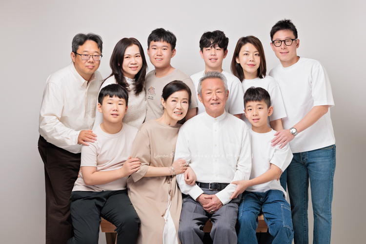 Vicky媽麻三代的家人們一起來拍照，爺爺奶奶和大家一起拍照很開心啊，四個活潑的孫子在鏡頭前，大方又自然率性，這張是爺爺奶奶和兩個兒子的家庭成員一起的三代全家福合照！