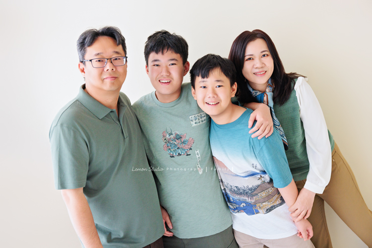 Vicky媽麻三代的家人們一起來拍照，爺爺奶奶和大家一起拍照很開心啊，四個活潑的孫子在鏡頭前，大方又自然率性，這張是兒子一家的全家福合照，大家都笑得好開心啊！