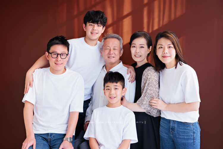 Vicky媽麻三代的家人們一起來拍照，爺爺奶奶和大家一起拍照很開心啊，四個活潑的孫子在鏡頭前，大方又自然率性，這張是爺爺奶奶和Vicky媽麻一家的三代全家福合照！