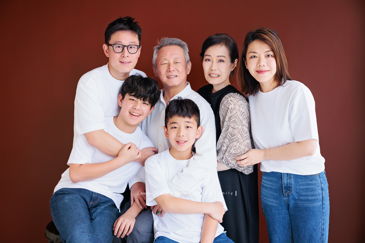 Vicky媽麻三代的家人們一起來拍照，爺爺奶奶和大家一起拍照很開心啊，四個活潑的孫子在鏡頭前，大方又自然率性，這張是爺爺奶奶和Vicky媽麻一家的三代全家福合照，大家都笑得好開心啊！