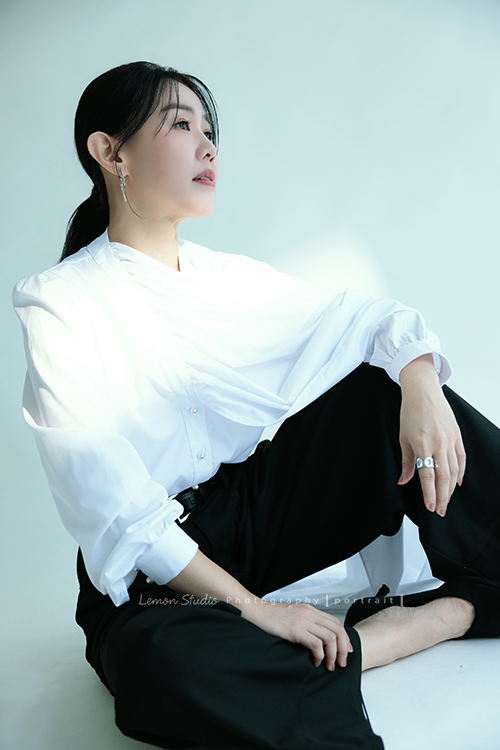 形象顧問Ivy的形象照，很喜歡她在鏡頭前的肢體語言，對整體形象＆服裝的搭配有很多想法的她，目前也和我們合作，這張是Ivy穿上白色很有特色的上衣、很霸氣地坐在地上酷酷地看向遠方、是一張很美的形象顧問形象照！