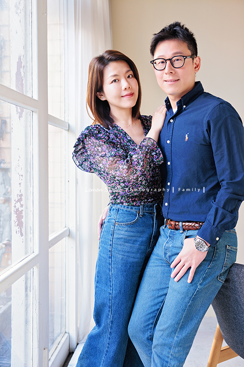 Vicky媽麻三代的家人們一起來拍照，爺爺奶奶和大家一起拍照很開心啊，四個活潑的孫子在鏡頭前，大方又自然率性，這張是Vicky媽麻和先生兩人的合照！