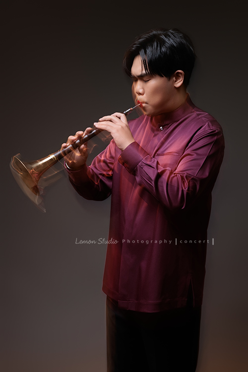 準備開嗩吶音樂會的Mike來拍音樂寫真，黎爸將Mike豐富的情感表現力，牢牢地留在畫面裡，這張是Mike身穿暗紫紅色的中式襯衫正專心地吹奏嗩吶的一瞬間、黎爸加上特殊的拍法、拍出重疊雙影的感覺、是一張沒有看鏡頭的一張很有藝術感的音樂寫真照！