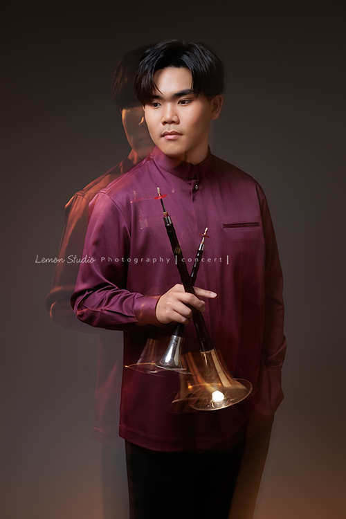 準備開嗩吶音樂會的Mike來拍音樂寫真，黎爸將Mike豐富的情感表現力，牢牢地留在畫面裡，這張是Mike身穿暗紫紅色的中式襯衫、一手放口袋、一手拿著嗩吶、黎爸加上特殊的拍法、拍出雙影的感覺、是一張沒有看鏡頭的一張很有藝術感的音樂寫真照！