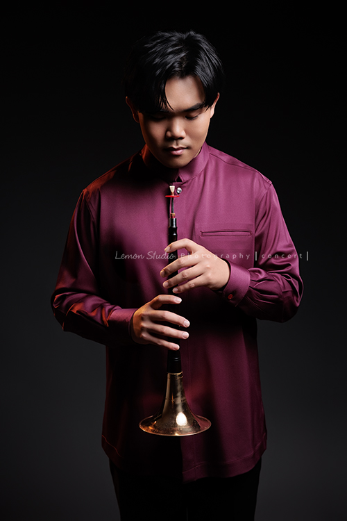 準備開嗩吶音樂會的Mike來拍音樂寫真，黎爸將Mike豐富的情感表現力，牢牢地留在畫面裡，這張是Mike身穿暗紫紅色的中式襯衫、兩手拿著嗩吶、低頭看著嗩吶的一張很有藝術感的音樂寫真照！