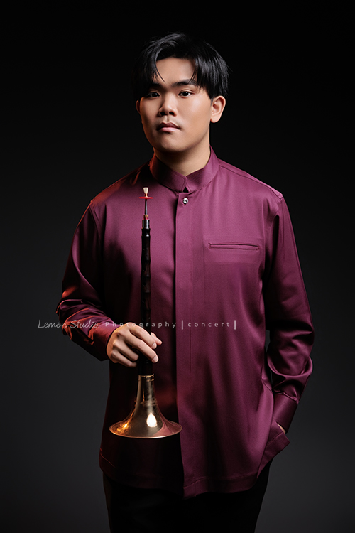 準備開嗩吶音樂會的Mike來拍音樂寫真，黎爸將Mike豐富的情感表現力，牢牢地留在畫面裡，這張是Mike身穿暗紫紅色的中式襯衫、一手放口袋、一手拿著嗩吶、酷酷且沈穩地看著鏡頭的一張很有藝術感的音樂寫真照！