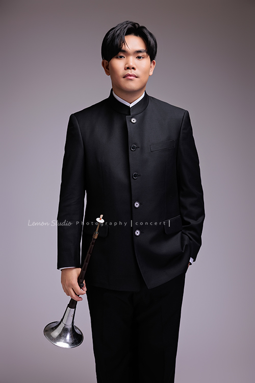 準備開嗩吶音樂會的Mike來拍音樂寫真，黎爸將Mike豐富的情感表現力，牢牢地留在畫面裡，這張是Mike身穿中山裝、一手放口袋、一手拿著嗩吶、酷酷且沈穩地看著鏡頭的一張很帥氣的音樂寫真照！