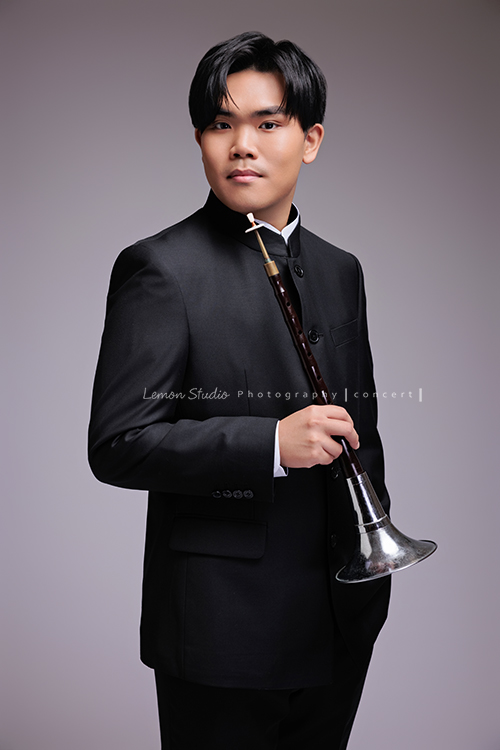準備開嗩吶音樂會的Mike來拍音樂寫真，黎爸將Mike豐富的情感表現力，牢牢地留在畫面裡，這張是Mike身穿中山裝、一手放口袋、一手拿著嗩吶、稍微側身、轉過頭來沈穩地看著鏡頭的一張很帥氣的音樂寫真照！