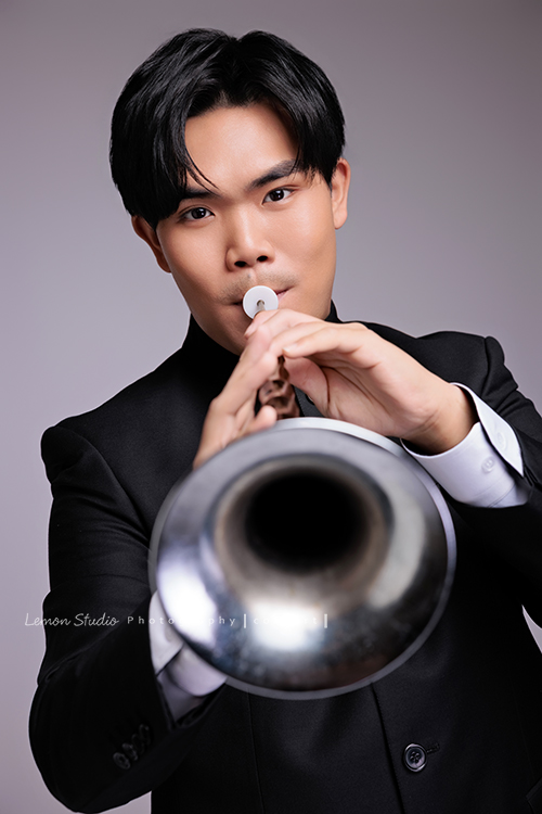 準備開嗩吶音樂會的Mike來拍音樂寫真，黎爸將Mike豐富的情感表現力，牢牢地留在畫面裡，這張是Mike身穿中山裝、吹奏著嗩吶的同時看著鏡頭的音樂寫真照！