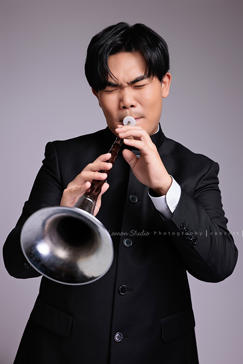 準備開嗩吶音樂會的Mike來拍音樂寫真，黎爸將Mike豐富的情感表現力，牢牢地留在畫面裡，這張是Mike身穿中山裝、閉著雙眼吹奏著嗩、正吹奏到情感強烈的一瞬間的一張很帥氣的音樂寫真照！