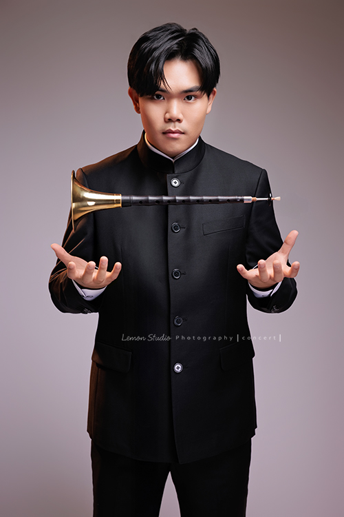 準備開嗩吶音樂會的Mike來拍音樂寫真，黎爸將Mike豐富的情感表現力，牢牢地留在畫面裡，這張是Mike身穿中山裝、雙手打開、嗩吶飄在他的雙手上方、Mike酷酷地看著鏡頭的音樂寫真照！