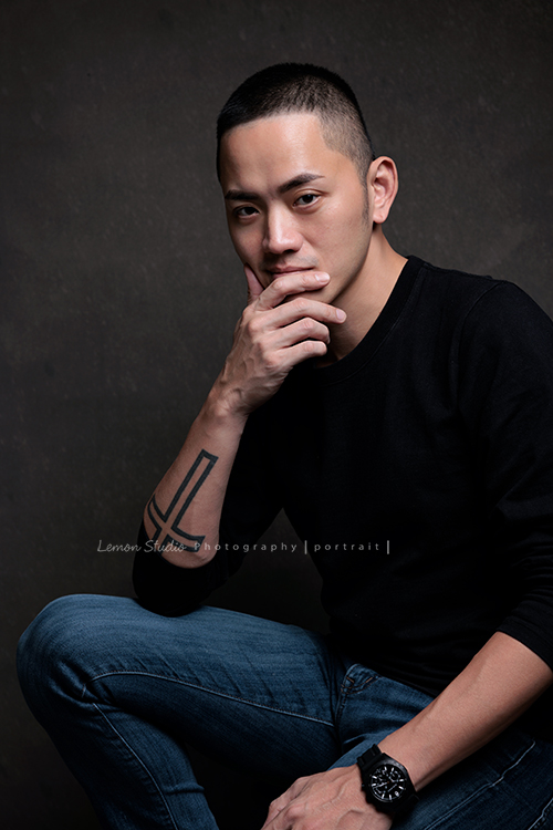 品牌創辦人 Mike來拍形象照，低調、沉穩，帶著一點故事感，也隱約帶著哲學及神秘感的形象照，這張是Mike坐在椅子上、一手托著下巴酷酷地看著鏡頭的形象照！