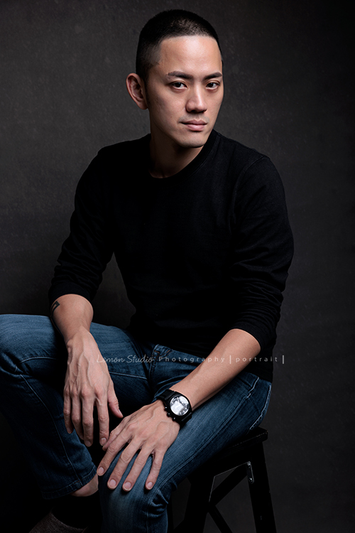 品牌創辦人 Mike來拍形象照，低調、沉穩，帶著一點故事感，也隱約帶著哲學及神秘感的形象照，這張是Mike坐在椅子上、兩手放在大腿上、很酷地看著鏡頭的形象照！