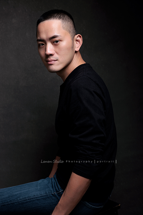 品牌創辦人 Mike來拍形象照，低調、沉穩，帶著一點故事感，也隱約帶著哲學及神秘感的形象照，這張是Mike坐在椅子上、側身兩手放在身旁、轉頭酷酷地看著鏡頭的形象照！