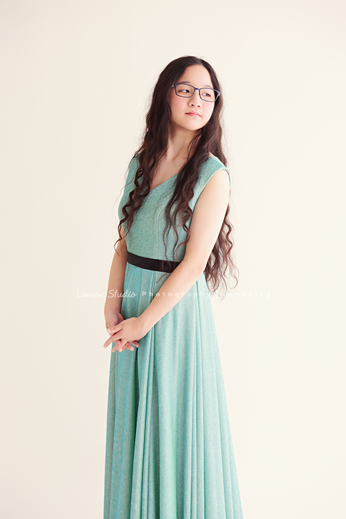 就讀高中音樂班主修鋼琴的Diana，來拍屬於她的音樂寫真，黎爸拍下兩種截然不同感覺的Diana，這張是Diana穿著一襲水綠色的小禮服，側站著雙手在身體前方，轉過頭看向側遠方沒有看鏡頭，是一張很美的音樂寫真照！