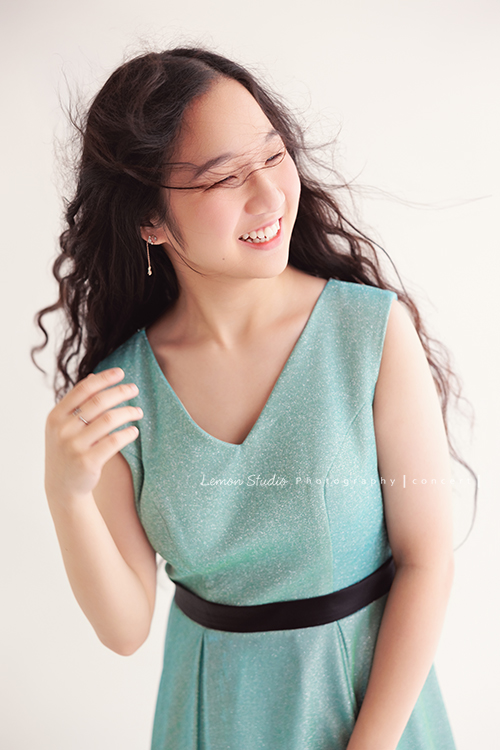 就讀高中音樂班主修鋼琴的Diana，來拍屬於她的音樂寫真，黎爸拍下兩種截然不同感覺的Diana，這張是Diana穿著一襲水綠色的小禮服、頭髮正飄逸飛舞著、Diana沒有看鏡頭、而是看著側遠方微笑著，是一張很美很有意境的音樂寫真照！