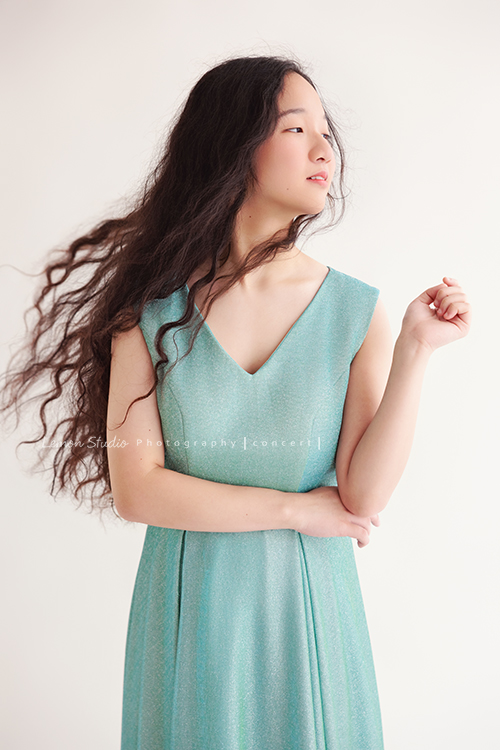 就讀高中音樂班主修鋼琴的Diana，來拍屬於她的音樂寫真，黎爸拍下兩種截然不同感覺的Diana，這張是Diana穿著一襲水綠色的小禮服、頭髮飄逸地看著遠方，是一張很美很有意境的音樂寫真照！