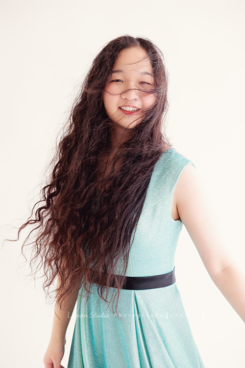 就讀高中音樂班主修鋼琴的Diana，來拍屬於她的音樂寫真，黎爸拍下兩種截然不同感覺的Diana，這張是Diana穿著一襲水綠色的小禮服、頭髮飄逸甜美地笑著看著鏡頭，是一張很美的音樂寫真照！