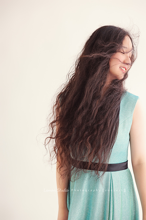 就讀高中音樂班主修鋼琴的Diana，來拍屬於她的音樂寫真，黎爸拍下兩種截然不同感覺的Diana，這張是Diana穿著一襲水綠色的小禮服、頭髮飄逸閉著雙眼微笑，是一張很美很有意境的音樂寫真照！