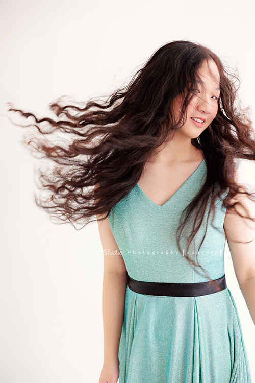 就讀高中音樂班主修鋼琴的Diana，來拍屬於她的音樂寫真，黎爸拍下兩種截然不同感覺的Diana，這張是Diana穿著一襲水綠色的小禮服、頭髮正飄逸飛舞著、Diana看著鏡頭微笑，是一張很美很有意境的音樂寫真照！
