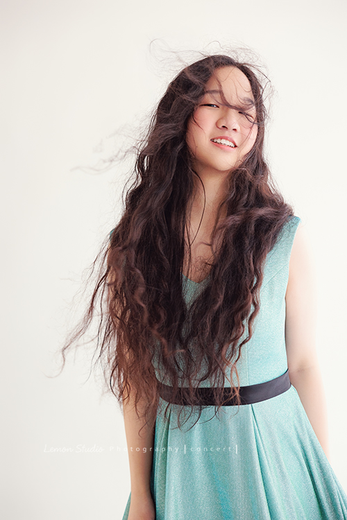 就讀高中音樂班主修鋼琴的Diana，來拍屬於她的音樂寫真，黎爸拍下兩種截然不同感覺的Diana，這張是Diana穿著一襲水綠色的小禮服、頭髮飄逸著、Diana看著鏡頭微笑，是一張很美很有意境的音樂寫真照！