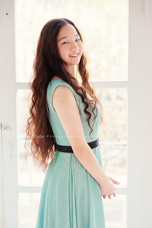 就讀高中音樂班主修鋼琴的Diana，來拍屬於她的音樂寫真，黎爸拍下兩種截然不同感覺的Diana，這張是Diana穿著一襲水綠色的小禮服，側站著雙手在身體前方，轉過頭來看著鏡頭甜美地微笑著，是一張很美的音樂寫真照！