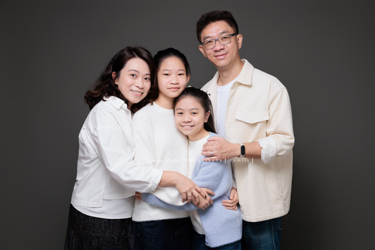 Ann四姊妹帶著伯父伯母一起來拍照,長輩們和大家一起留下了很珍貴的紀念,每一次有人站進鏡頭裡,鏡頭外總有一群親友團歡樂地吶喊著,這張是大姊和先生及兩位女兒的全家福棚內的合照!