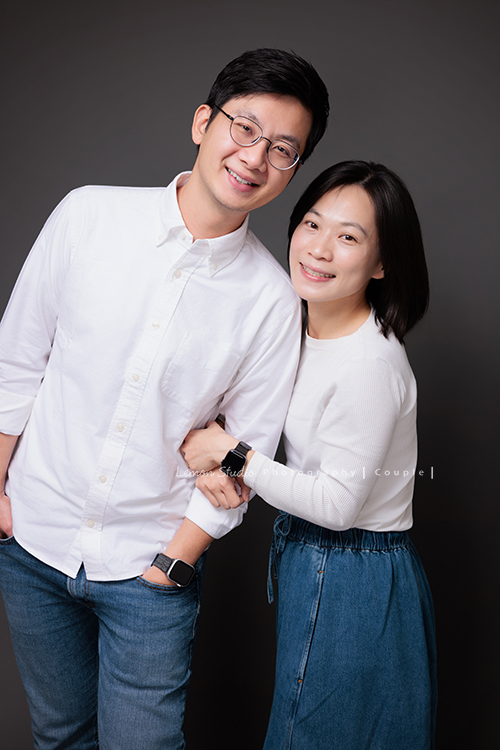 Ann四姊妹帶著伯父伯母一起來拍照,長輩們和大家一起留下了很珍貴的紀念,每一次有人站進鏡頭裡,鏡頭外總有一群親友團歡樂地吶喊著,這張是Ann和先生的棚內合照、Ann雙手搭在先生的手上,兩人笑得很甜蜜且開心啊!