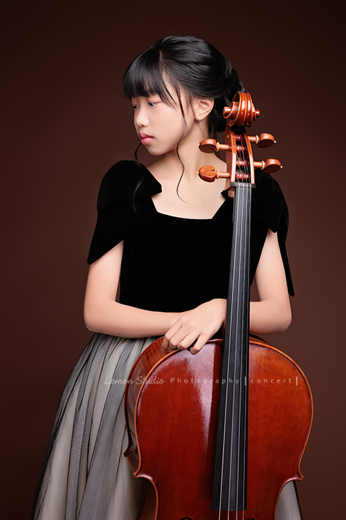 Sophie帶著她的大提琴來拍音樂寫真,一開始黎爸試著教Sophie怎麼擺姿勢,黎爸捕捉到了Sophie的哪一個瞬間呢?這張是Sophie站著大提琴在她身體前方、她搭在大提琴上、眼睛看向側邊,是一張很有意境很美的大提琴音樂寫真照!