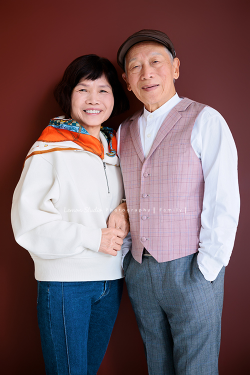 Ann四姊妹帶著伯父伯母一起來拍照,長輩們和大家一起留下了很珍貴的紀念,每一次有人站進鏡頭裡,鏡頭外總有一群親友團歡樂地吶喊著,這張是伯父伯母兩人的牽手合照!兩位長輩的合照還是很甜蜜啊!