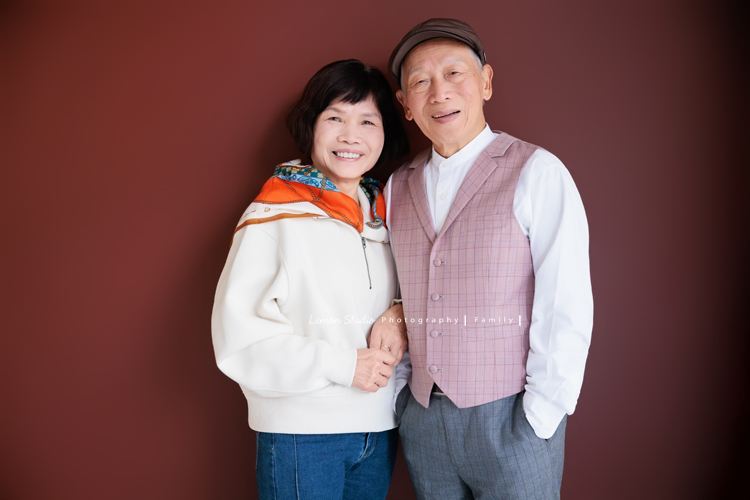 Ann四姊妹帶著伯父伯母一起來拍照,長輩們和大家一起留下了很珍貴的紀念,每一次有人站進鏡頭裡,鏡頭外總有一群親友團歡樂地吶喊著,這張是伯父伯母兩人的牽手合照!伯父伯母牽手一輩子這張兩人笑得很開心啊!
