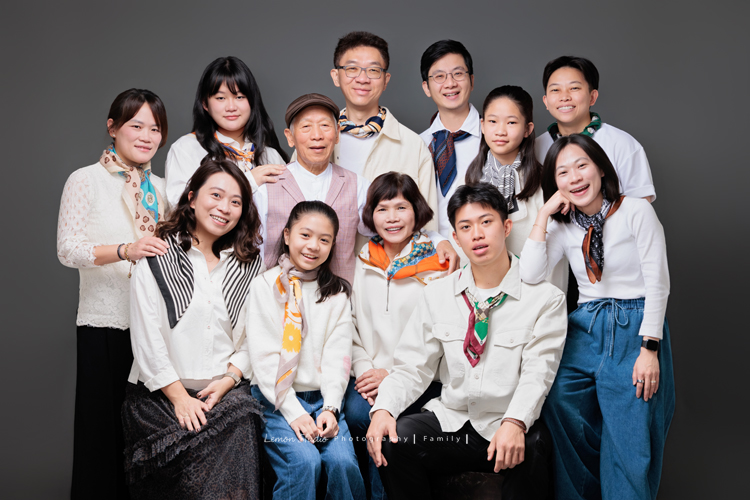 Ann四姊妹帶著伯父伯母一起來拍照,長輩們和大家一起留下了很珍貴的紀念,每一次有人站進鏡頭裡,鏡頭外總有一群親友團歡樂地吶喊著,這張是伯父伯母和四位孩子及她們的家庭成員的三代全家福寫真合照!
