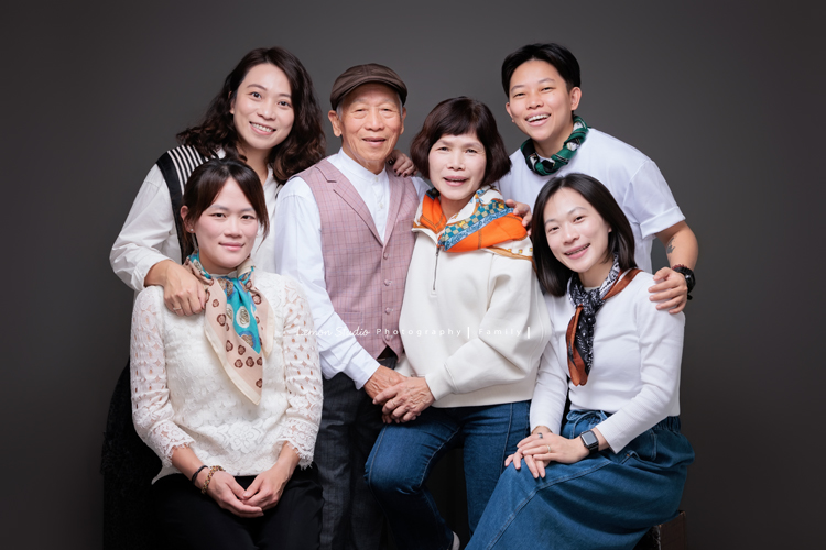 Ann四姊妹帶著伯父伯母一起來拍照,長輩們和大家一起留下了很珍貴的紀念,每一次有人站進鏡頭裡,鏡頭外總有一群親友團歡樂地吶喊著,這張是伯父伯母和四姊妹的全家福合照!大家都笑得很開心啊!