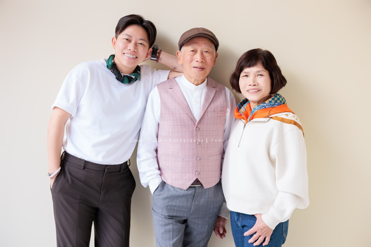 Ann四姊妹帶著伯父伯母一起來拍照,長輩們和大家一起留下了很珍貴的紀念,每一次有人站進鏡頭裡,鏡頭外總有一群親友團歡樂地吶喊著,這張是四妹和伯父伯母站在一起拍的全家福寫真合照,三人都笑得好開心啊!