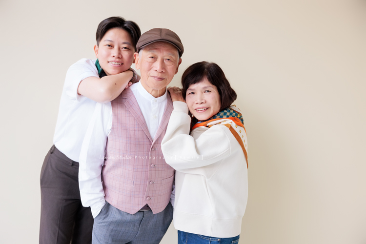 Ann四姊妹帶著伯父伯母一起來拍照,長輩們和大家一起留下了很珍貴的紀念,每一次有人站進鏡頭裡,鏡頭外總有一群親友團歡樂地吶喊著,這張是四妹和伯母兩人都搭在伯父肩膀上,三人一起拍的全家福寫真合照!