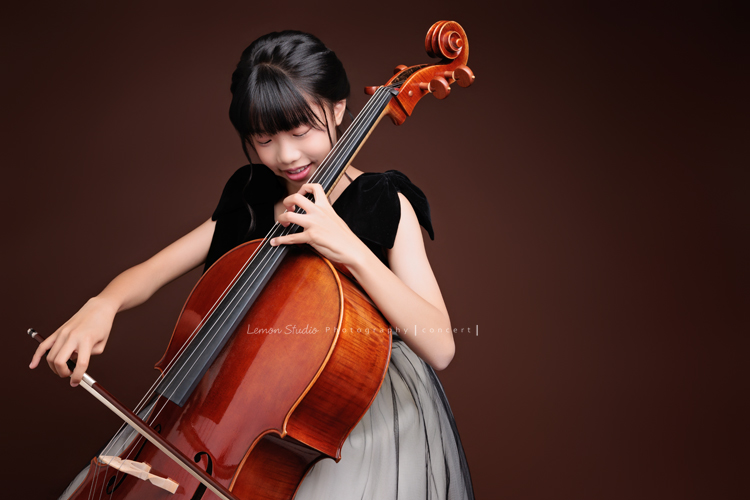 Sophie帶著她的大提琴來拍音樂寫真,一開始黎爸試著教Sophie怎麼擺姿勢,黎爸捕捉到了Sophie的哪一個瞬間呢?這張是Sophie坐著正拉著大提琴、沒有看著鏡頭,是一張很美的大提琴音樂寫真照!