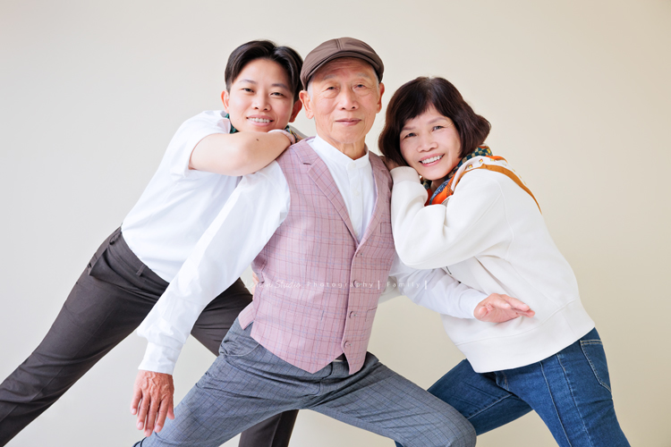 Ann四姊妹帶著伯父伯母一起來拍照,長輩們和大家一起留下了很珍貴的紀念,每一次有人站進鏡頭裡,鏡頭外總有一群親友團歡樂地吶喊著,這張是伯父擺了一個太極的姿勢、四妹和伯母搭在伯父肩膀上的全家福寫真合照!