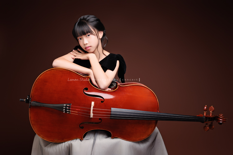 Sophie帶著她的大提琴來拍音樂寫真,一開始黎爸試著教Sophie怎麼擺姿勢,黎爸捕捉到了Sophie的哪一個瞬間呢?這張是Sophie坐著大提琴在她身體前方橫放、她一手在肩膀一手放在大提琴上、自信又沈穩地看著鏡頭,是一張很美的大提琴音樂寫真照!