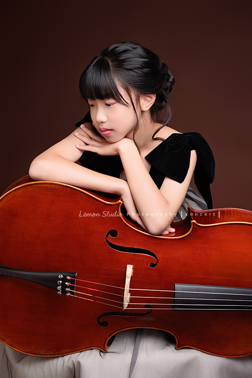 Sophie帶著她的大提琴來拍音樂寫真,一開始黎爸試著教Sophie怎麼擺姿勢,黎爸捕捉到了Sophie的哪一個瞬間呢?這張是Sophie坐著大提琴在她身體前方橫放、她一手在肩膀一手放在大提琴上、看著一側沒有看鏡頭,是一張很美很有意境的大提琴音樂寫真照!