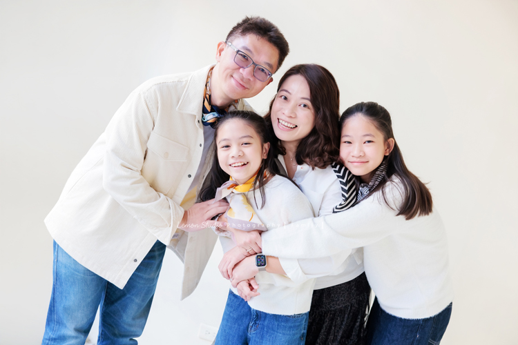 Ann四姊妹帶著伯父伯母一起來拍照,長輩們和大家一起留下了很珍貴的紀念,每一次有人站進鏡頭裡,鏡頭外總有一群親友團歡樂地吶喊著,這張是大姊和先生及兩位女兒的全家福寫真,四人抱在一起大家都笑得很開心啊!