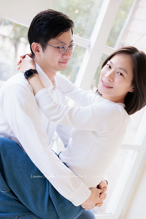 Ann四姊妹帶著伯父伯母一起來拍照,長輩們和大家一起留下了很珍貴的紀念,每一次有人站進鏡頭裡,鏡頭外總有一群親友團歡樂地吶喊著,這張是Ann坐在先生的身上,先生看著Ann,Ann看著鏡頭微笑的夫妻兩人的寫真合照!