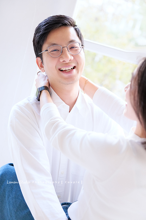 Ann四姊妹帶著伯父伯母一起來拍照,長輩們和大家一起留下了很珍貴的紀念,每一次有人站進鏡頭裡,鏡頭外總有一群親友團歡樂地吶喊著,這張是Ann坐在先生的身上,先生看著鏡頭笑得很開心的夫妻兩人的互動寫真合照!