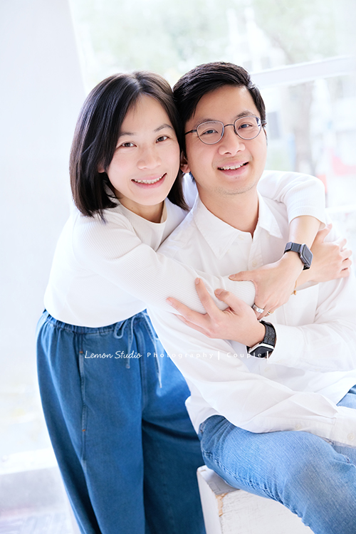Ann四姊妹帶著伯父伯母一起來拍照,長輩們和大家一起留下了很珍貴的紀念,每一次有人站進鏡頭裡,鏡頭外總有一群親友團歡樂地吶喊著,這張是Ann從後面抱著先生,兩人看著鏡頭微笑的夫妻兩人的寫真合照!