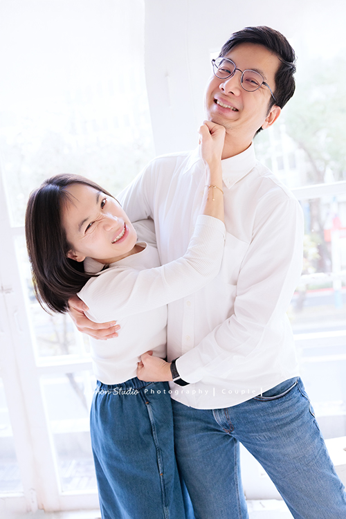 Ann四姊妹帶著伯父伯母一起來拍照,長輩們和大家一起留下了很珍貴的紀念,每一次有人站進鏡頭裡,鏡頭外總有一群親友團歡樂地吶喊著,這張是Ann和先生各給對方一拳可愛的夫妻兩人互動的寫真合照!