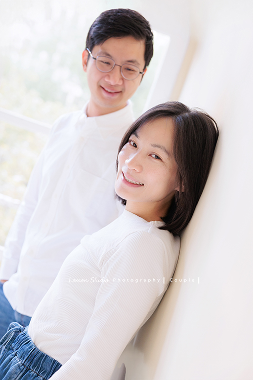 Ann四姊妹帶著伯父伯母一起來拍照,長輩們和大家一起留下了很珍貴的紀念,每一次有人站進鏡頭裡,鏡頭外總有一群親友團歡樂地吶喊著,這張是先生在Ann的後方看著Ann、Ann看著鏡頭微笑的夫妻兩人的寫真合照!