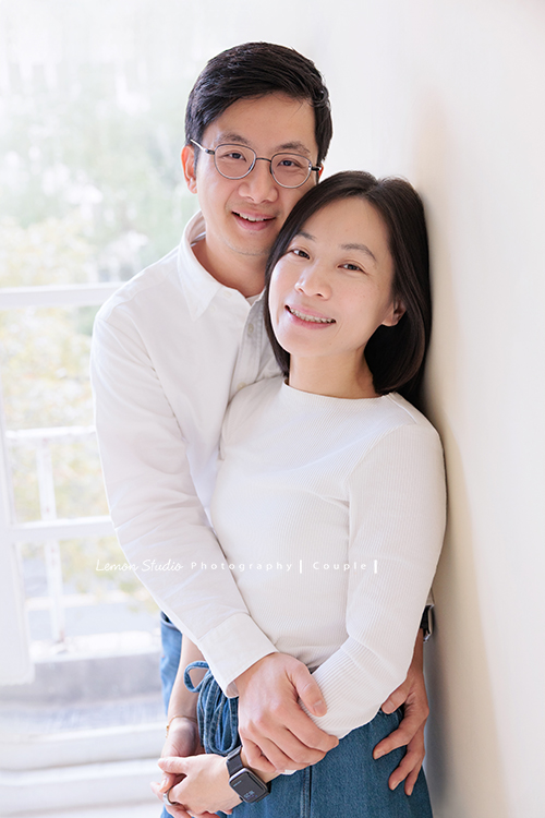 Ann四姊妹帶著伯父伯母一起來拍照,長輩們和大家一起留下了很珍貴的紀念,每一次有人站進鏡頭裡,鏡頭外總有一群親友團歡樂地吶喊著,這張是先生抱著Ann,兩人看著鏡頭微笑的夫妻兩人的寫真合照!